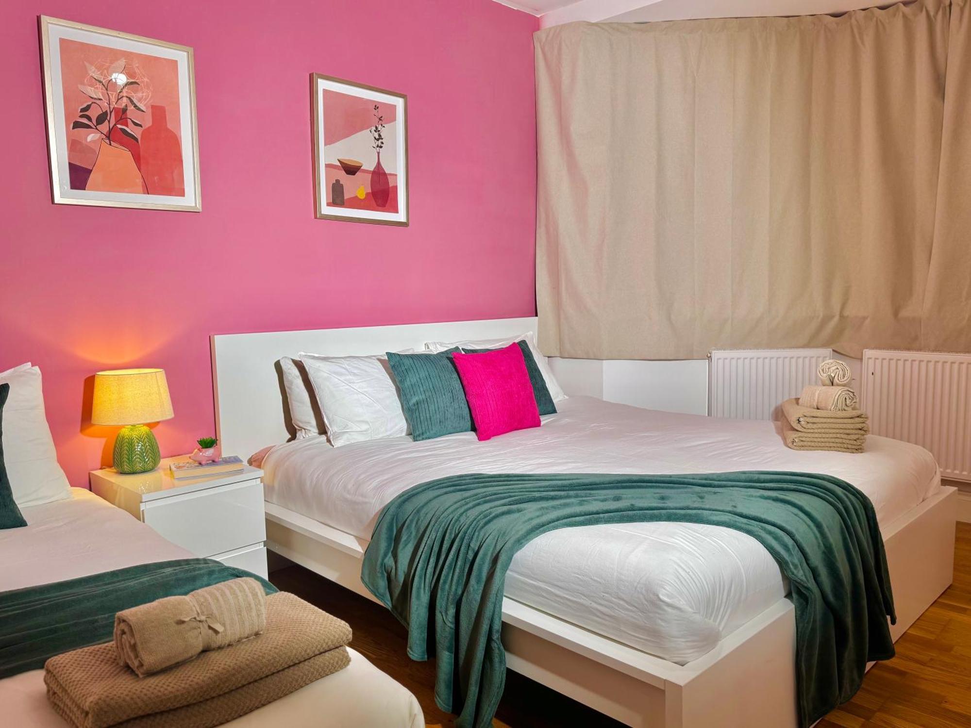 Modern 1-Bed Apt 30Min To Central London & Parking Екстериор снимка