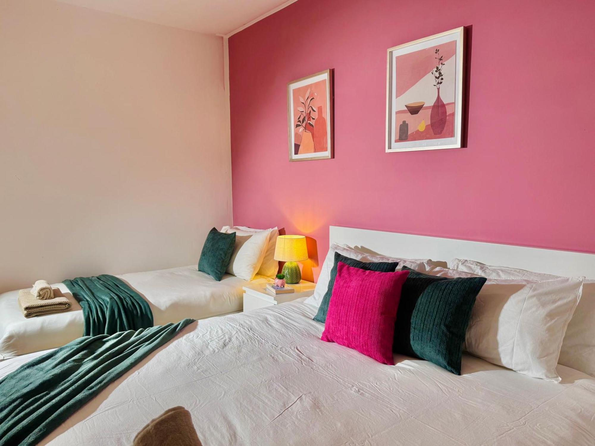 Modern 1-Bed Apt 30Min To Central London & Parking Екстериор снимка