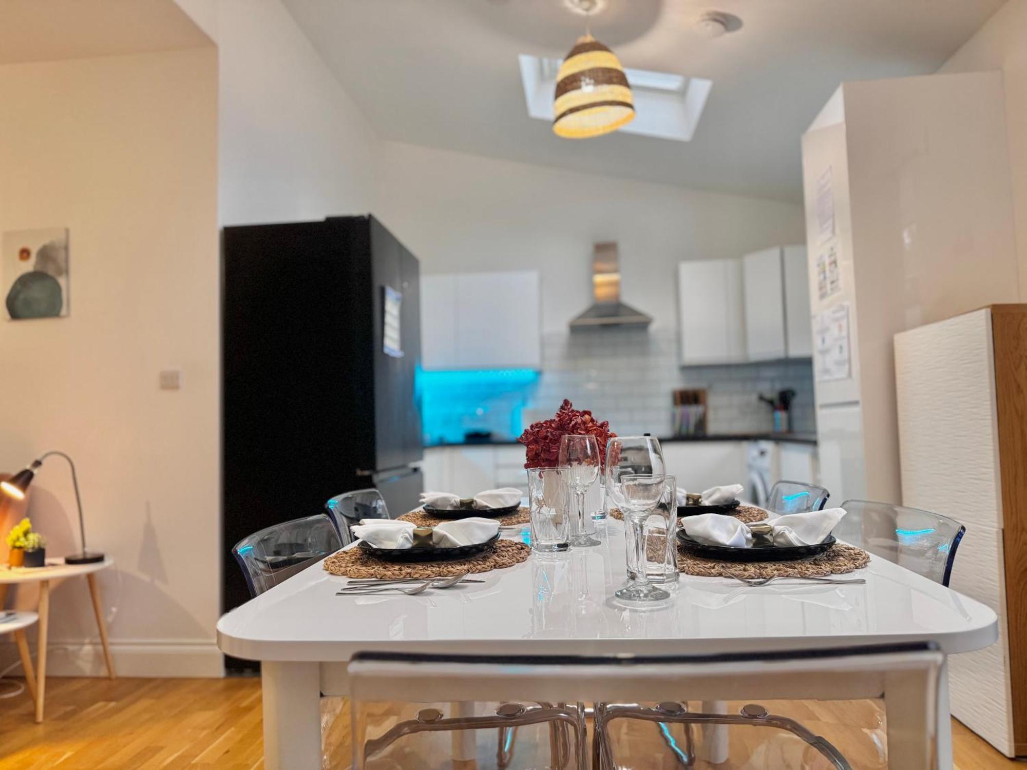 Modern 1-Bed Apt 30Min To Central London & Parking Екстериор снимка