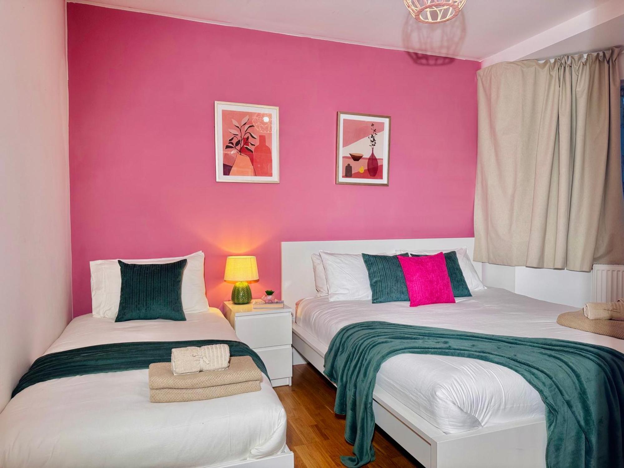 Modern 1-Bed Apt 30Min To Central London & Parking Екстериор снимка