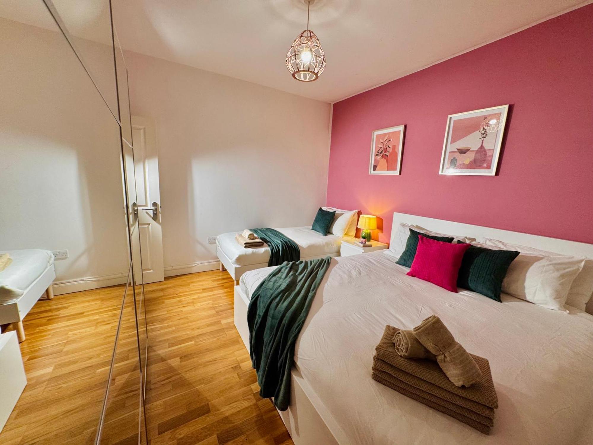 Modern 1-Bed Apt 30Min To Central London & Parking Екстериор снимка