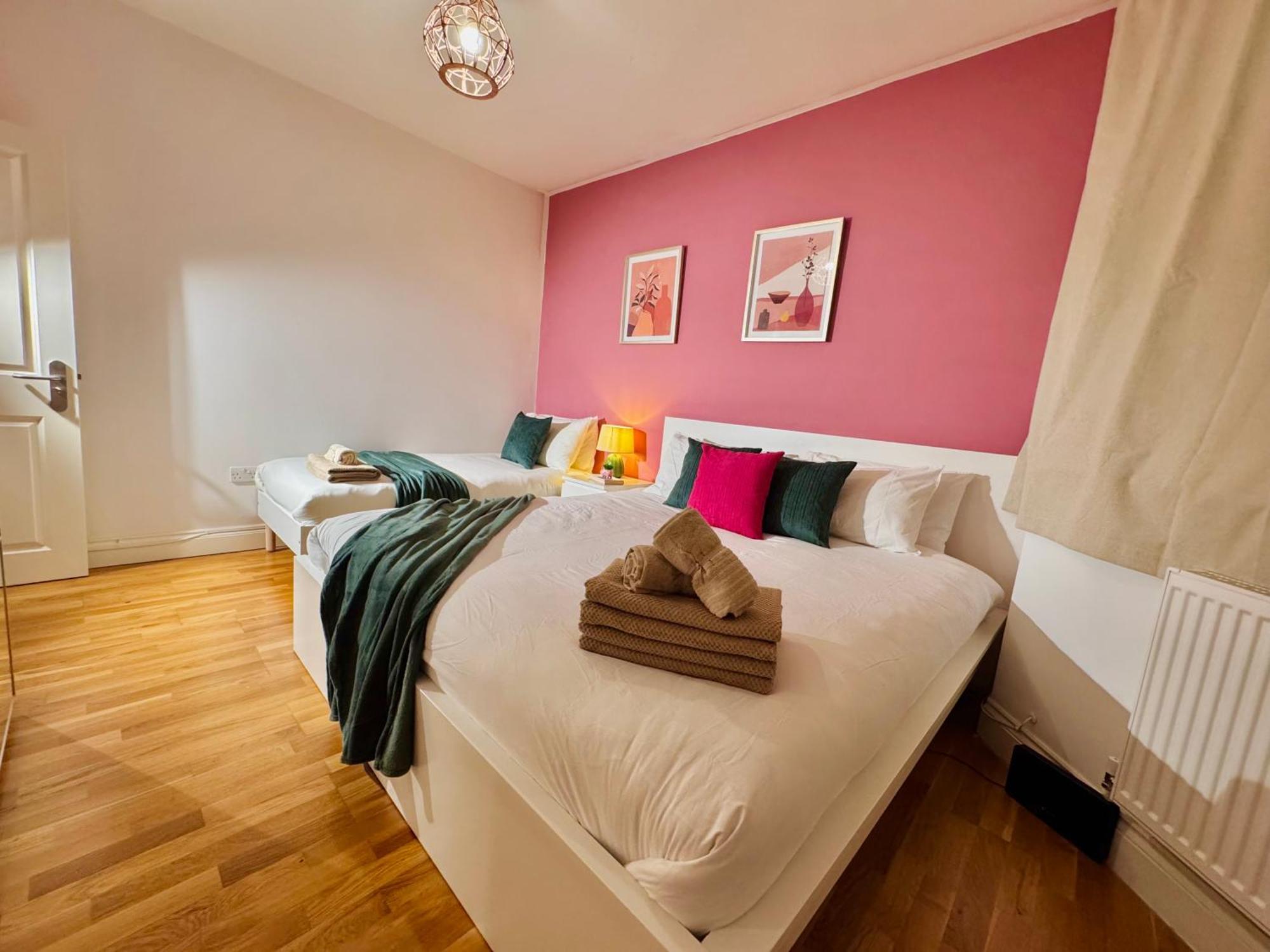 Modern 1-Bed Apt 30Min To Central London & Parking Екстериор снимка