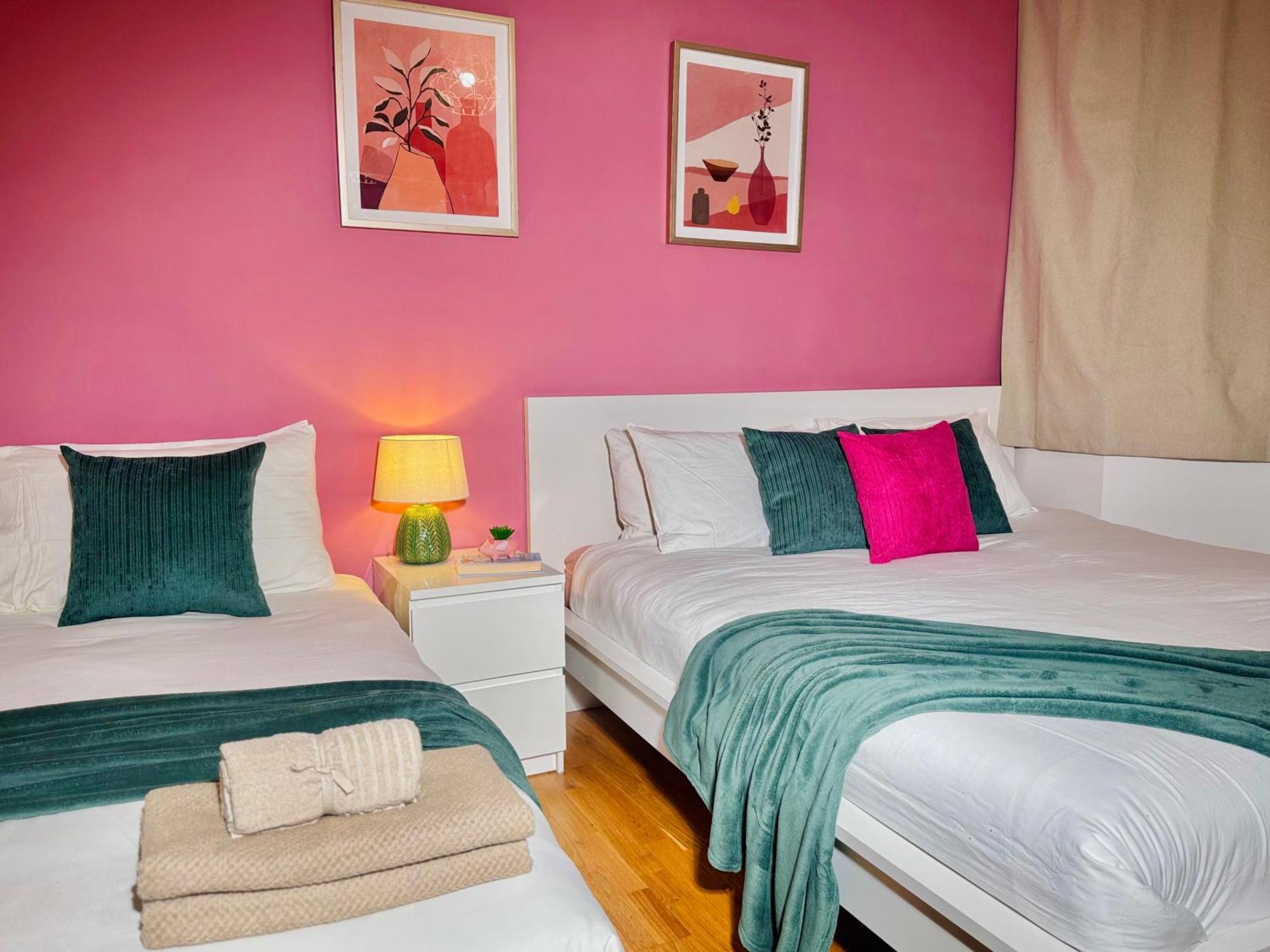 Modern 1-Bed Apt 30Min To Central London & Parking Екстериор снимка