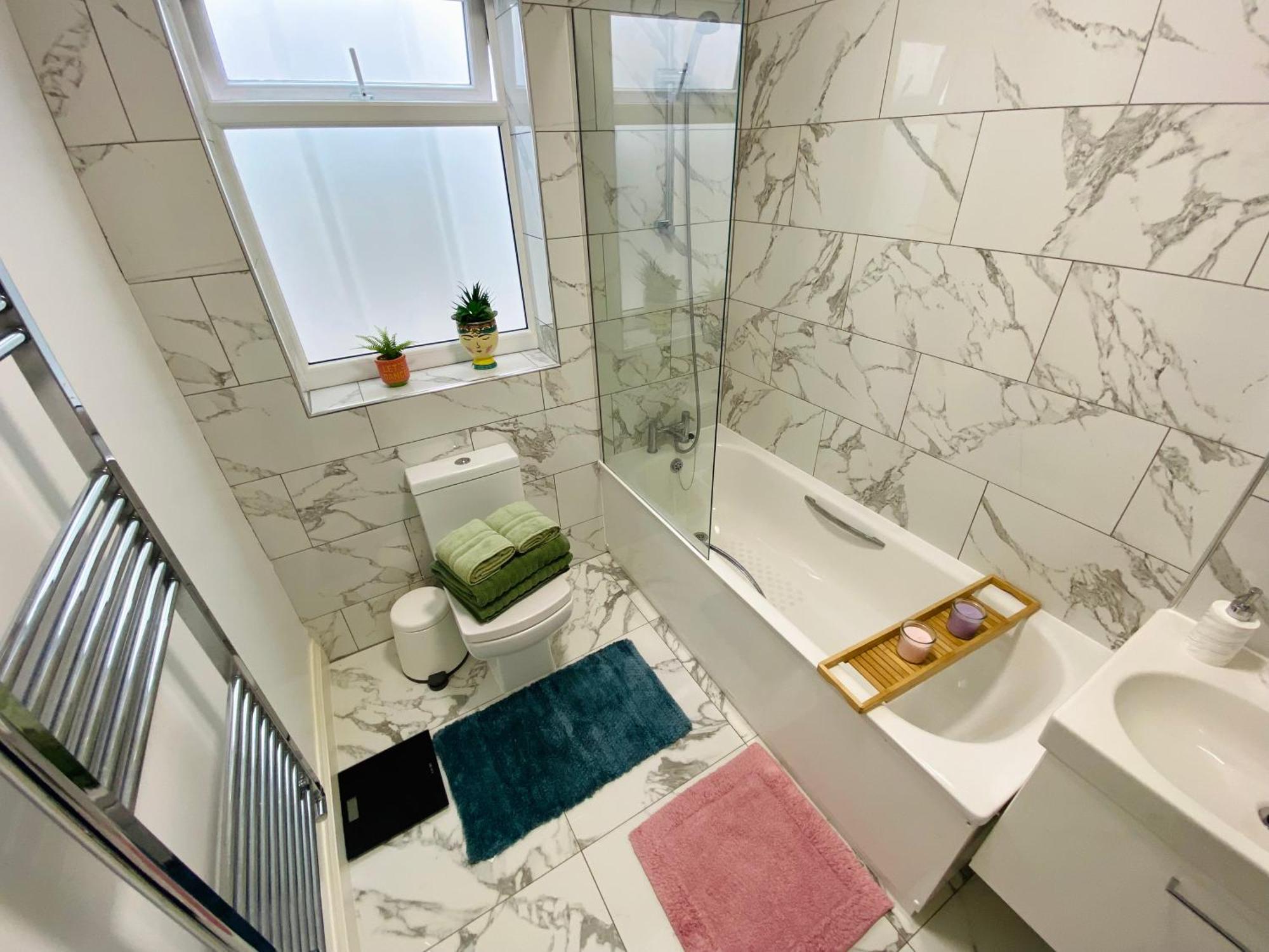 Modern 1-Bed Apt 30Min To Central London & Parking Екстериор снимка