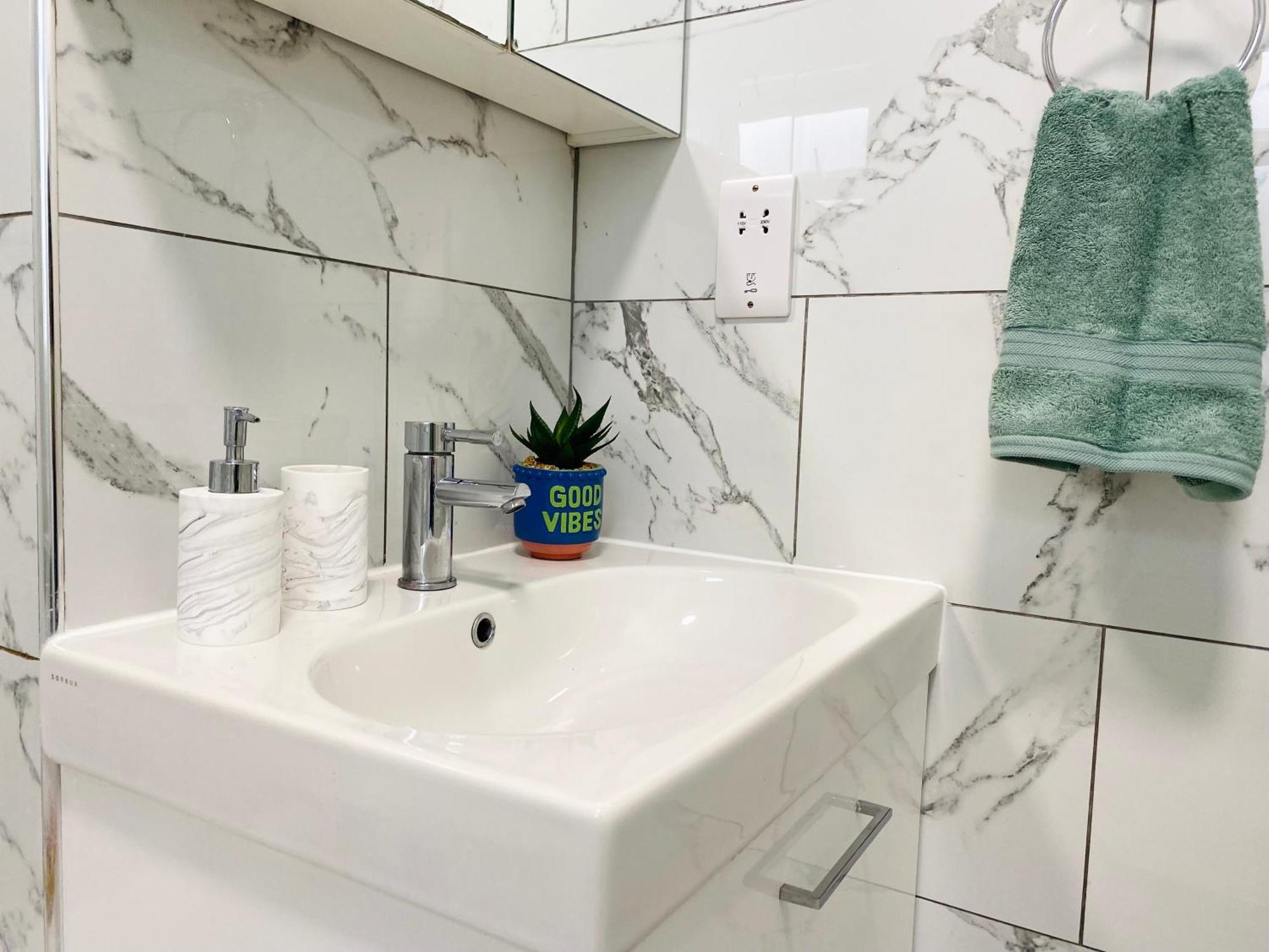 Modern 1-Bed Apt 30Min To Central London & Parking Екстериор снимка