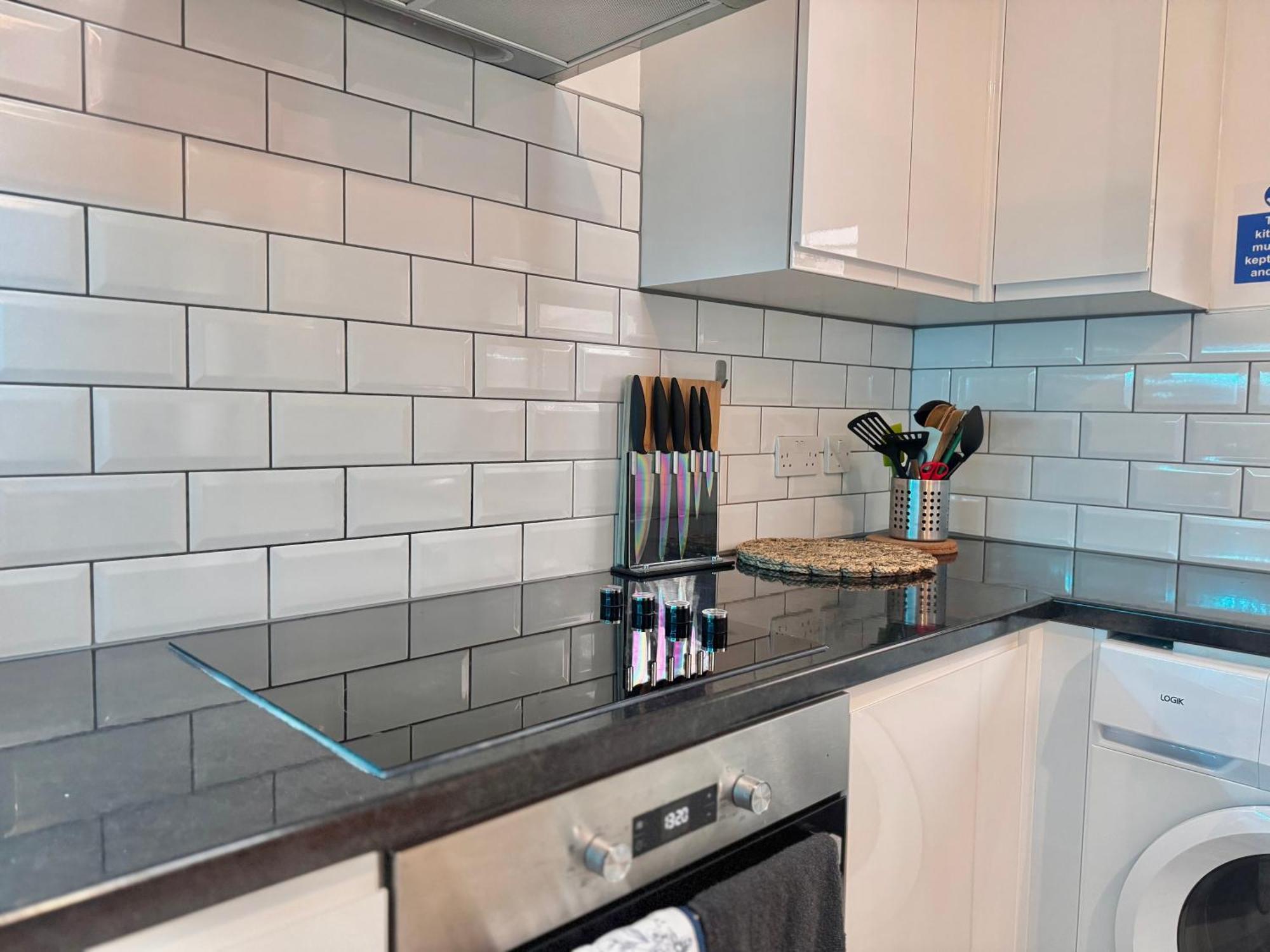Modern 1-Bed Apt 30Min To Central London & Parking Екстериор снимка