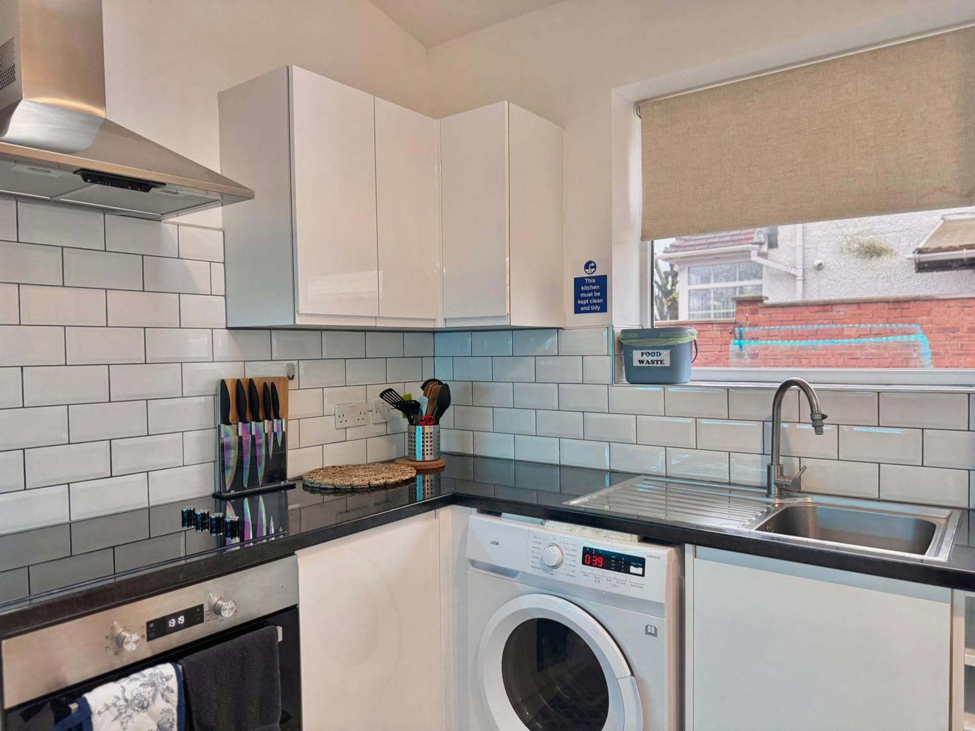 Modern 1-Bed Apt 30Min To Central London & Parking Екстериор снимка